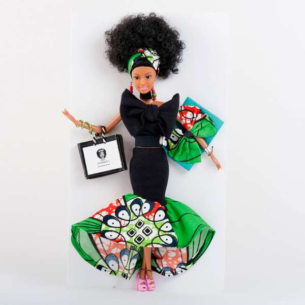 Poupee Mannequin Metisse Tres Elegante Avec Cheveux Noirs Boucles