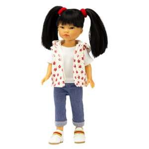 Ly est une jolie poupée chinoise avec les cheveux longs noirs