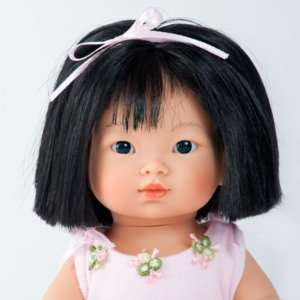 Aïna poupée ballerine asiatique aux cheveux noirs mi-longs