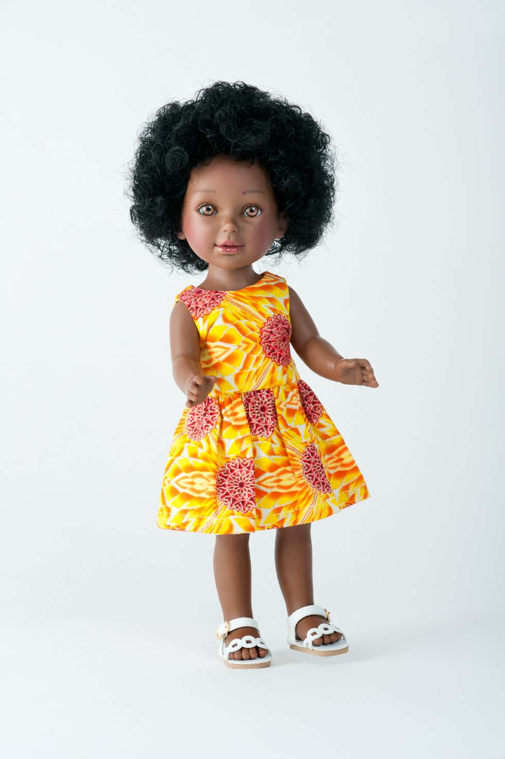 Adorable poupée noire avec cheveux frisés à coiffer