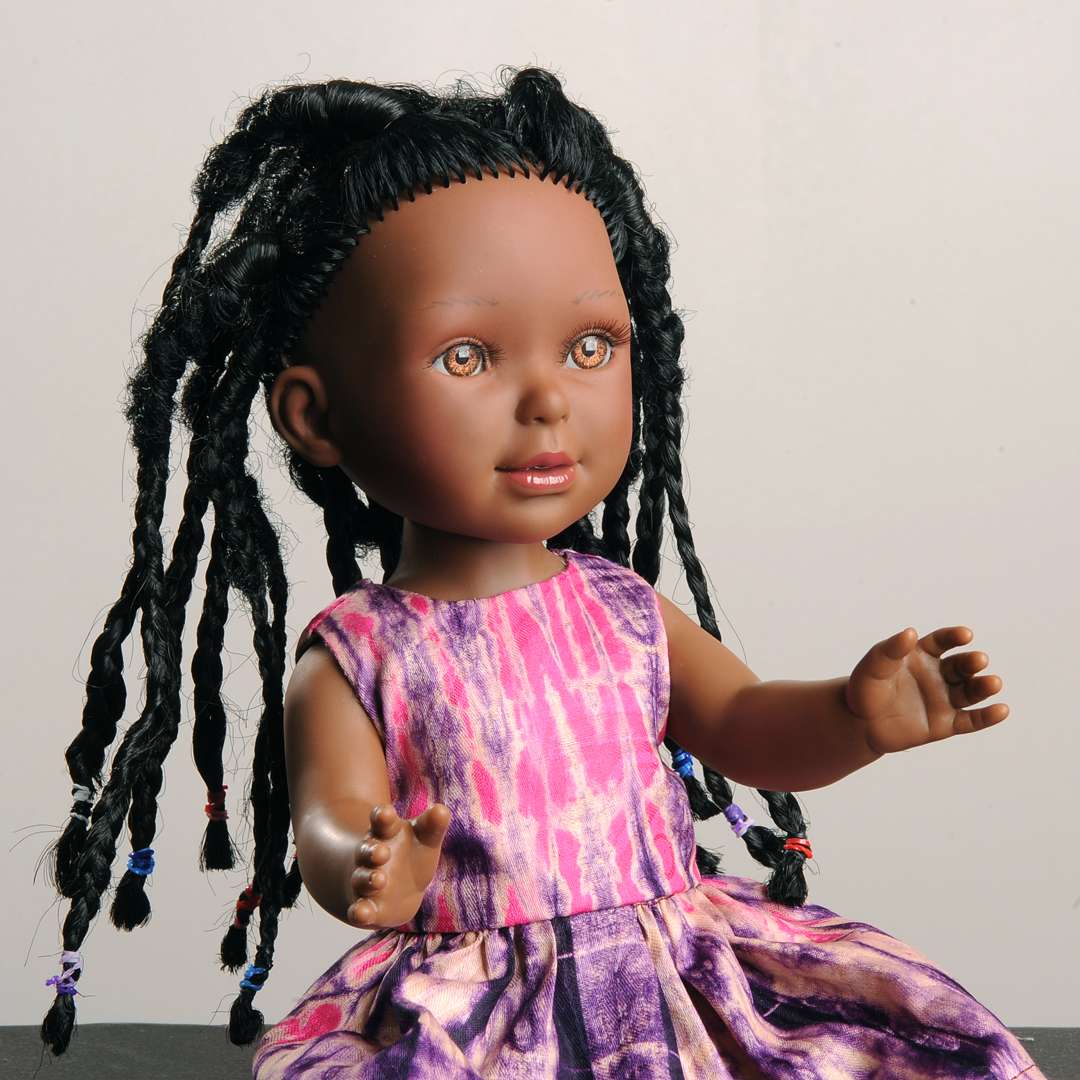 Adorable poupée noire avec cheveux tressés
